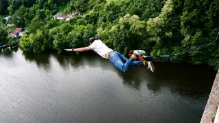 Отдыхающий погиб во время прыжка с тарзанки в горах Кыргызстана