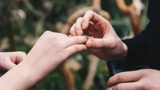 "Диплом вместе с кольцом": Выпускнице сделали необычное предложение в Актау