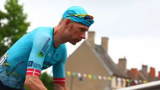 Казахстанского велогонщика сняли с "Тур де Франс"