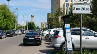 Нужно ли владельцам электромобилей платить за парковку?