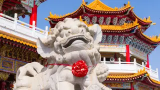 "Никогда не втыкайте палочки в рис": что удивило путешественника в Китае