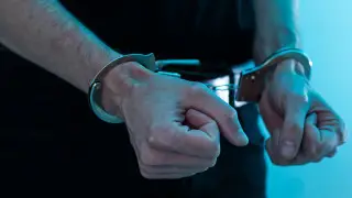 Французский тренер по гребле арестован за нападение на полицейских