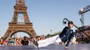 Призер Олимпиады из Казахстана показал эффектный трюк перед Эйфелевой башней