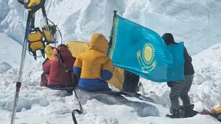“Мог погибнуть на вершине“: группа казахстанцев завершила подъем на Манаслу в Гималаях