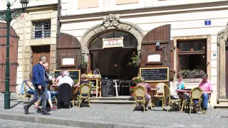 В Чехии запретят туры по барам: Прага борется с буйными туристами