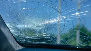 Казахстанца наказали за брошенный в авто кирпич