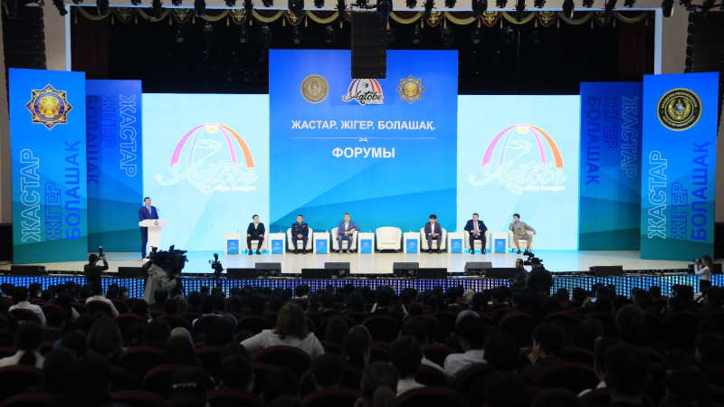 Шұлық пен белдіктегі жалаңаш фотосуреттер