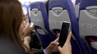 Самое раздражающее действие соседа в самолете назвали пассажиры