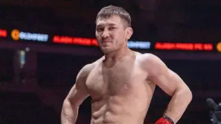 Казах получил чемпионский пояс после нокаута Нурмагомедова