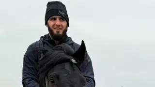 Чемпион UFC устроил гонку верхом на лошади против квадроцикла