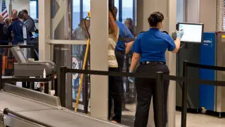 “Попросили снять штаны“: активистку раздели на досмотре в аэропорту Сиднея