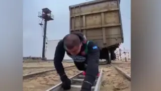 Казахстанец протащил 94-тонный вагон и установил рекорд