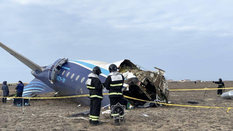 Упавший близ Актау самолет Embraer 190. Фото МЧС