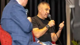 Легендарному боксеру Косте Цзю пришлось “подрабатывать“ в баре