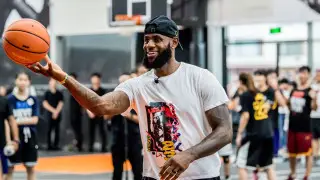 Клуб Леброна перенес матч NBA из-за сильнейшего пожара
