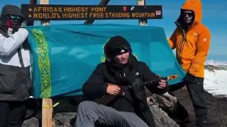 Казахстанец исполнил легендарный кюй на самой высокой точке Африки