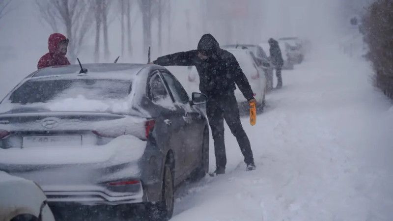 Прогрев авто в Астане зимой / Фото ©️ Tengrinews.kz / Турар Казангапов