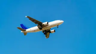 Самолет Уральск - Астана столкнулся с птицами