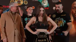 Неожиданно завершился бой казахстанской боксерши Ангелины Лукас в Москве