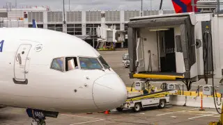 Два пассажирских самолета столкнулись в американском аэропорту