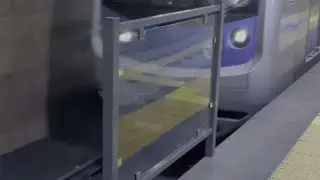 “Оно эволюционирует“: временные ограждения в метро Алматы снова обсмеяли