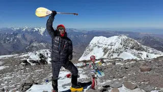 Потерял фаланги, но донес домбру: казахстанец покорил легендарную вершину Анд