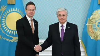 Токаев наградил орденом министра из Венгрии