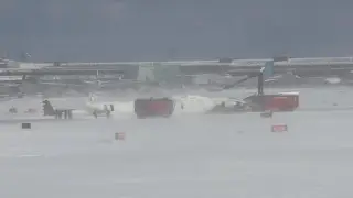 Самолет перевернулся при посадке в Канаде, есть пострадавшие