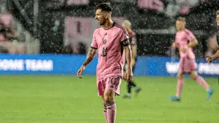 “Попросил автограф“: судью отстранили за инцидент с Месси