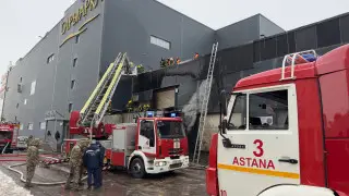 Появились кадры с места пожара в ТРЦ "Сарыарка"