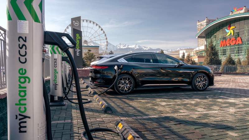 Электрозарядная станция MyCharge и электрокар BYD Han EV на территории ТРЦ MEGA Alma-Ata 
Фото: "Астана Моторс".
