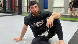 Боец UFC согласился биться в Рамадан, но нарушил пост: подробности