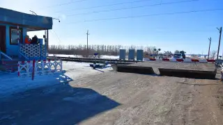 Грузовик сломался на железной дороге перед поездом в Акмолинской области