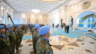 Токаев наградил казахстанских миротворцев