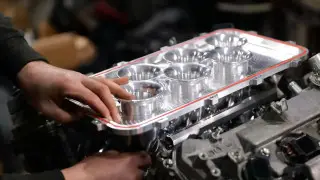 Энтузиасты восстановили ржавый двигатель со свалки, и он работает. Видео