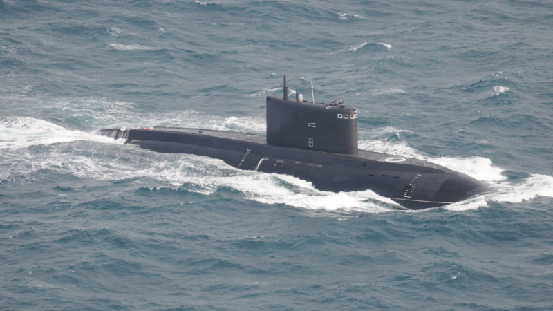Подлодка "Краснодар" в Северном море. Снимок сделан с вертолета ВМС Нидерландов. 05.05.2017