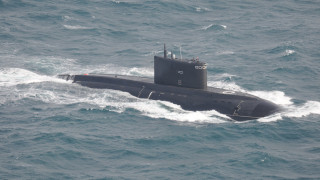 Подлодка "Краснодар" в Северном море. Снимок сделан с вертолета ВМС Нидерландов. 05.05.2017