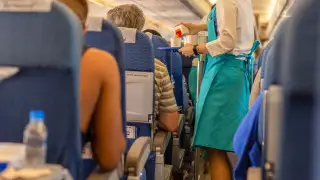 Почему томатный сок - самый популярный напиток на борту самолета?