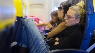 Как уснуть в самолете: советы, которые действительно работают