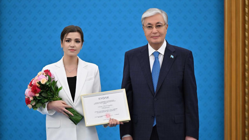 Корреспондент Tengrinews.kz Алина Шашкина и Президент Касым-Жомарт Токаев. Фото пресс-службы Акорды