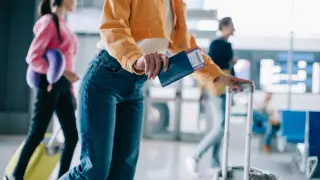 Тромбоз и ожоги: какую одежду нельзя носить в самолете, подсказали врачи