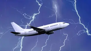 Насколько опасны полеты во время грозы, объяснили в КГА