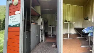 “Сломанный аккумулятор и мусор“: как туристы используют спасательные хижины в горах Алматы