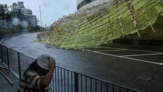 На Гонконг обрушился тайфун: был введен высший уровень опасности, сотни рейсов отменены