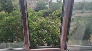 Окно подъезда на пятом этаже / Фото ©️ Tengrinews.kz