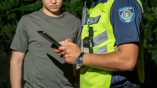 Полицейские требуют показать содержимое телефона. Советы юриста
