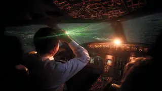 “Лазерную атаку“ на самолет в Алматы сняли на видео