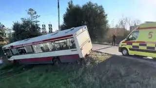 Автобус с рабочими упал в кювет в Астане