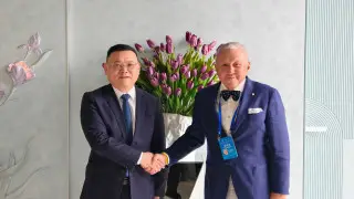 Управляющий директор подразделения коммерческой техники BYD Тянь Чунлун и основатель Astana Motors Нурлан Смагулов в Пекине. Фото: Astana Motors