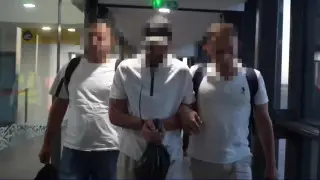 Из Турции в СИЗО: предлагавшего дешёвые авто казахстанца вернули домой в наручниках